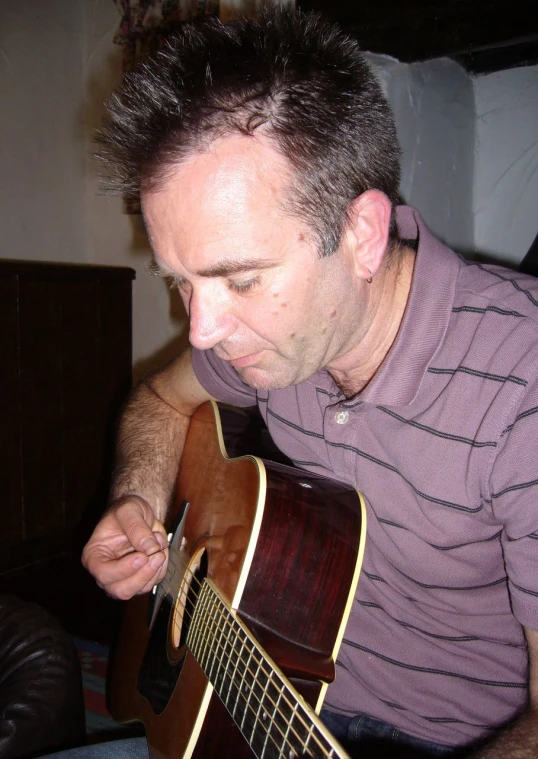 a man is using a guitar to get into position