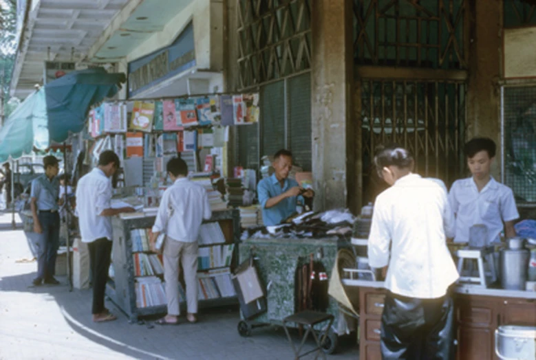 the people are browsing through their vendors