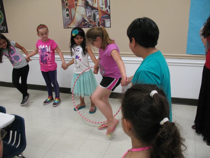 the children are playing with their ribbons at the party