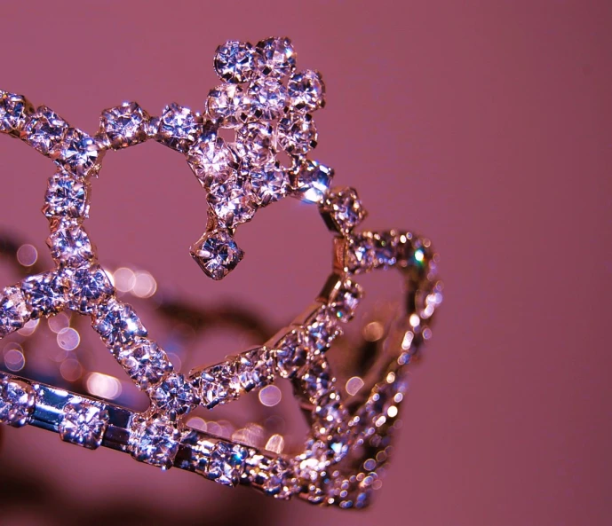 a close - up s of a tiara which features many diamonds