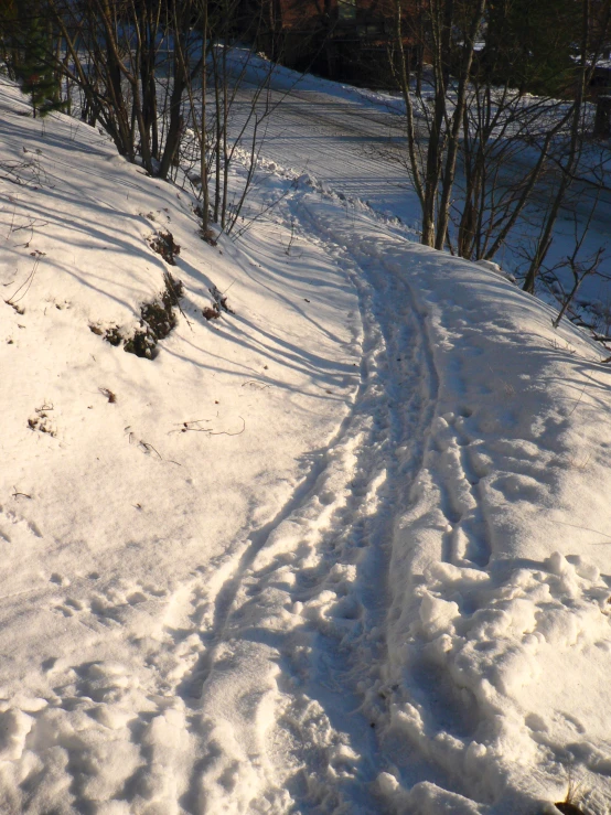 the snow covers the path of a ski slope