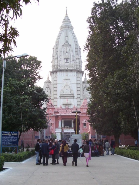 people are lined up outside a large church