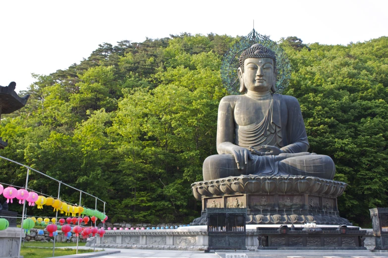 a very big statue in a big city park