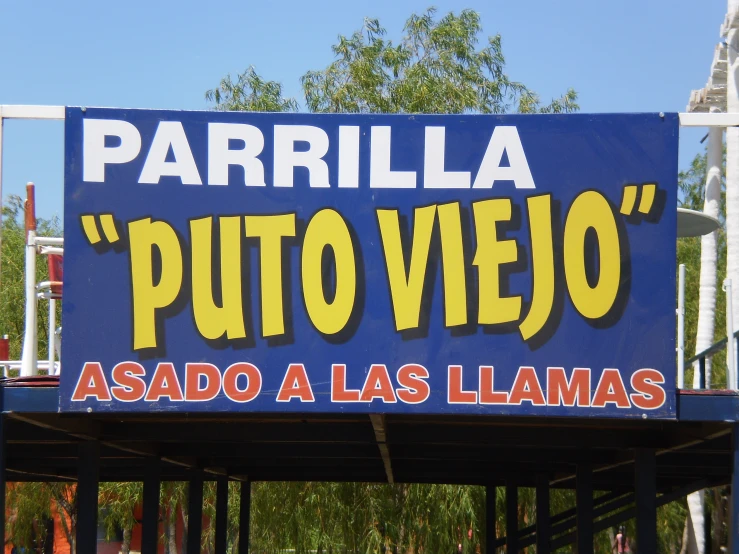 a sign that reads paralla puto viero ashad las llamas on the side of the road