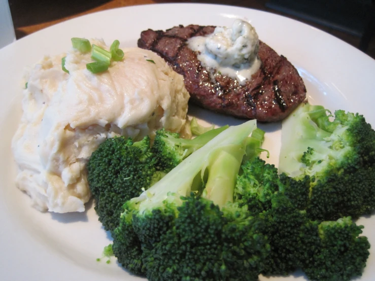 the meal consists of mashed potatoes, broccoli and meat