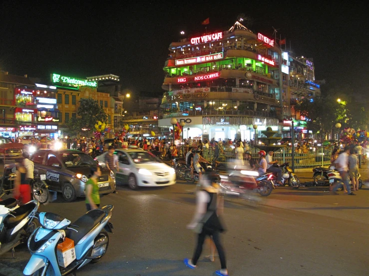 many vehicles are at a crowded city intersection