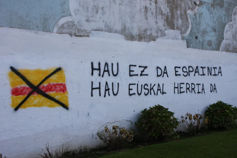 graffiti on the side of a building that says haue ez da espatinda