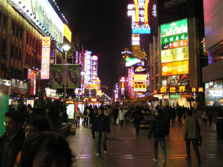 there are many people in this street area