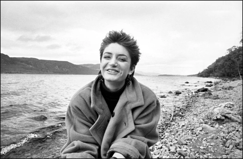 black and white po of woman smiling at the beach