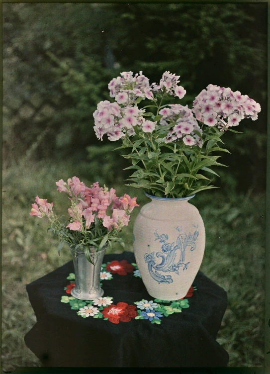 the vase is holding pink and white flowers