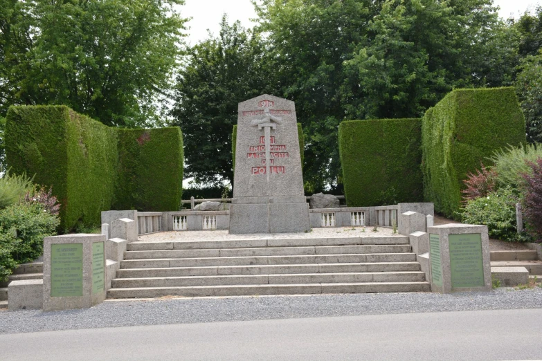 a small monument on the edge of some steps