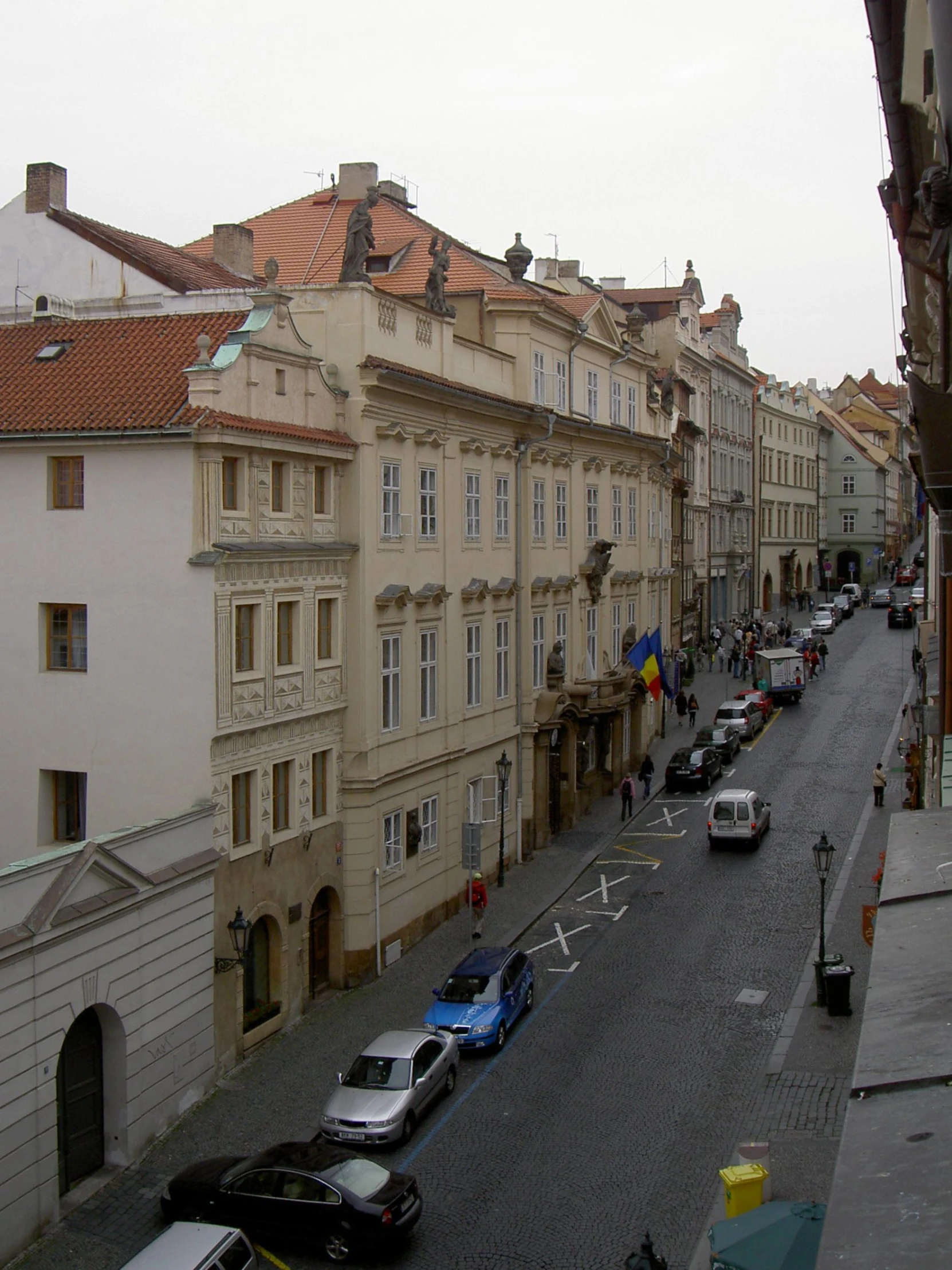 a street that has many buildings on it