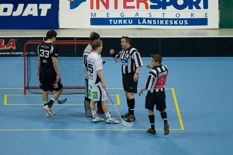 the referee gives his players instructions to his team