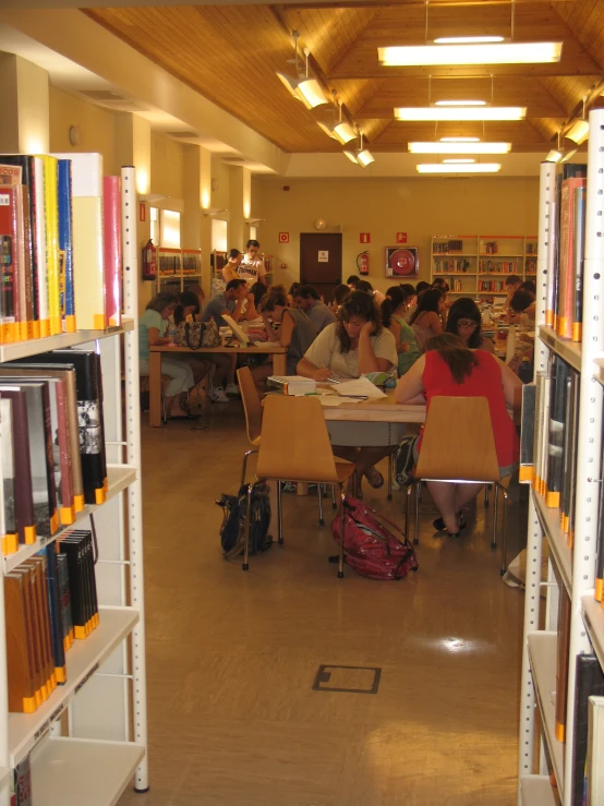 a liry filled with people and books while eating