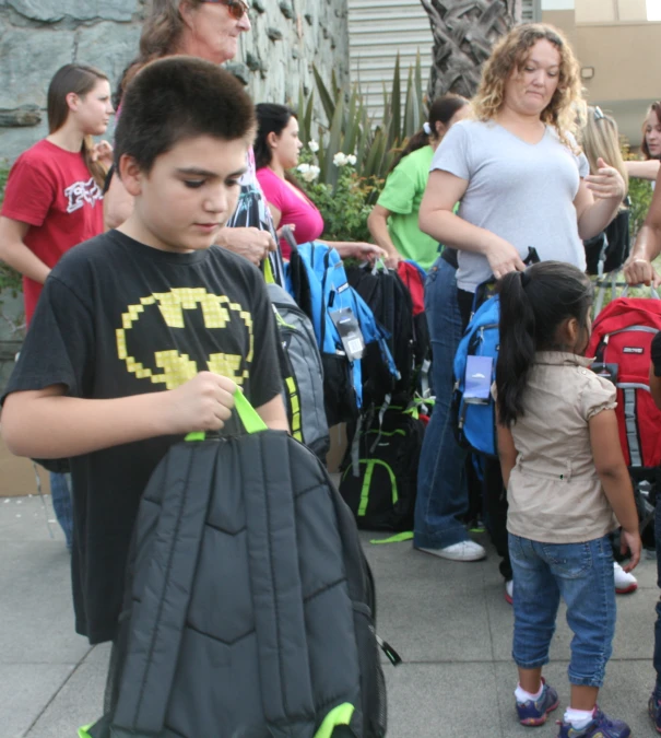 there are some children walking together carrying backpacks