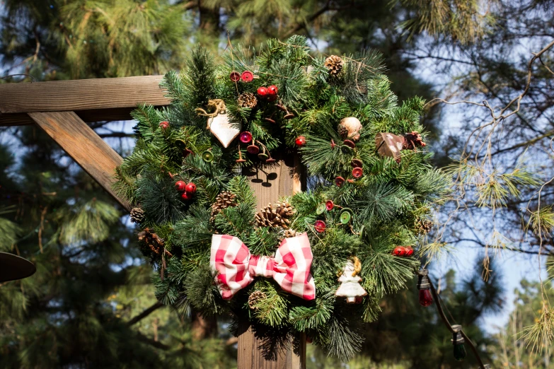 an artificial wreath sitting in a yard