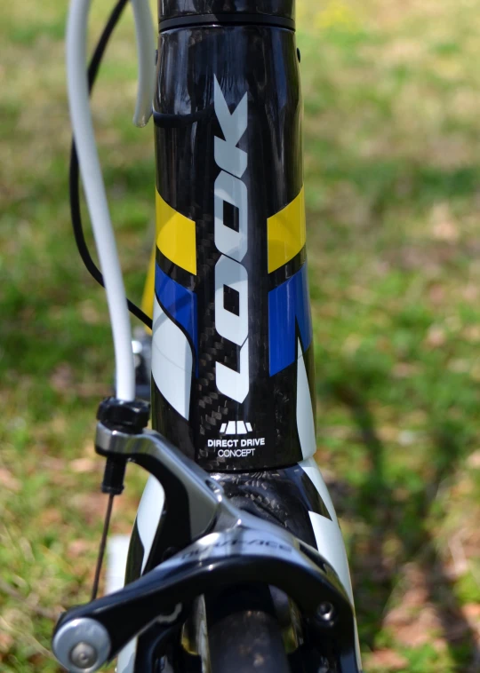 a close up view of the handle bar on the top of a bike