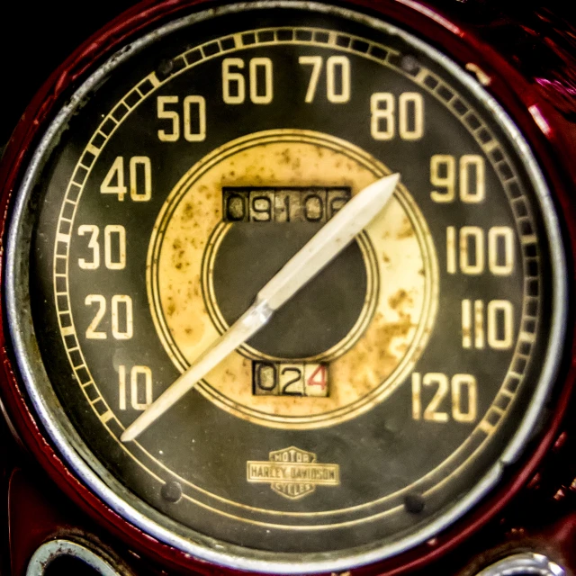 close up po of an old analog motorcycle gauge