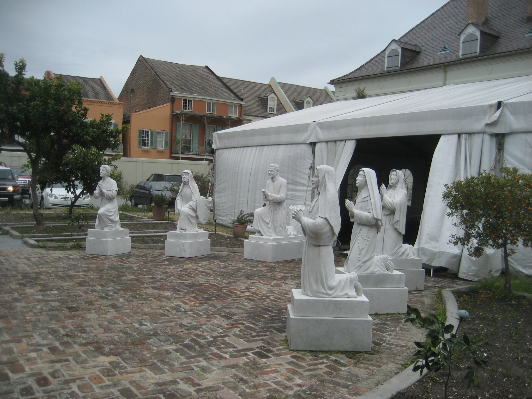 some statues are standing next to each other on the side walk