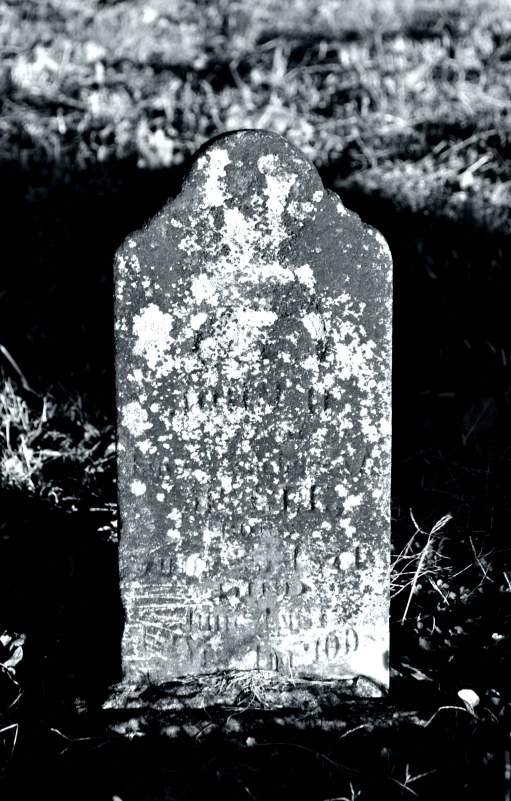 the headstone for a old stone gravestone