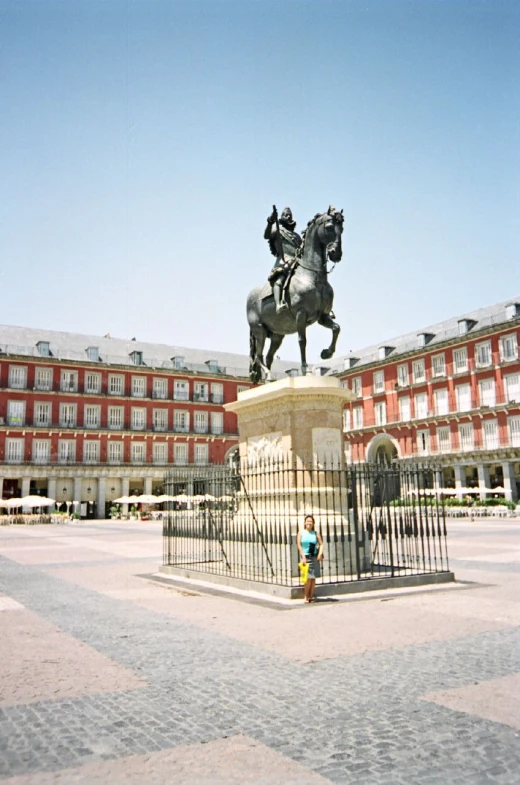 a statue is shown in front of a building