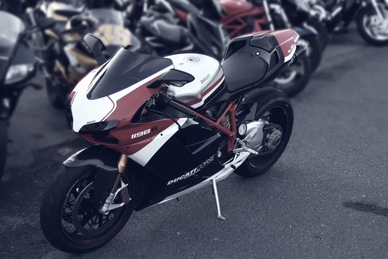 a row of motorcycles parked next to each other