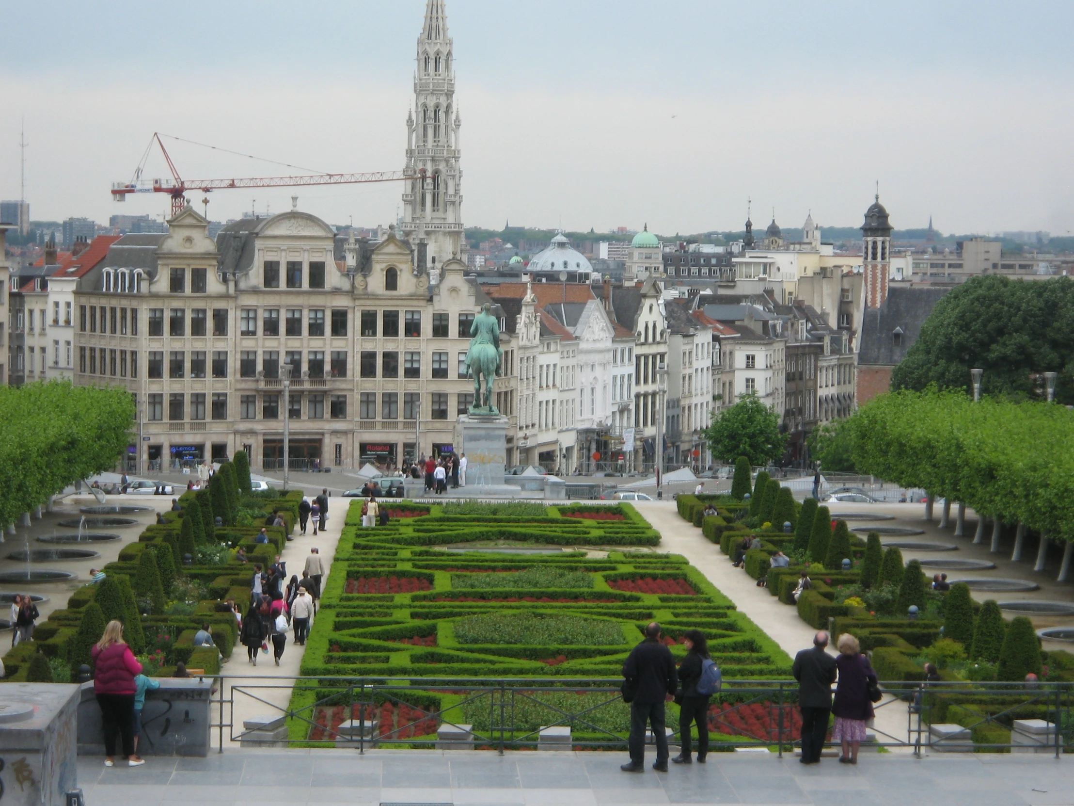 a view of an urban garden that has hedges