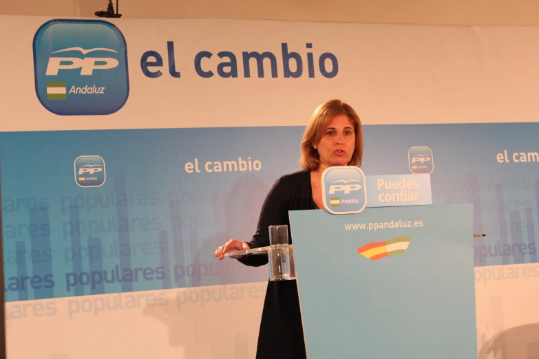 a woman standing at a podium in front of a lecambio sign