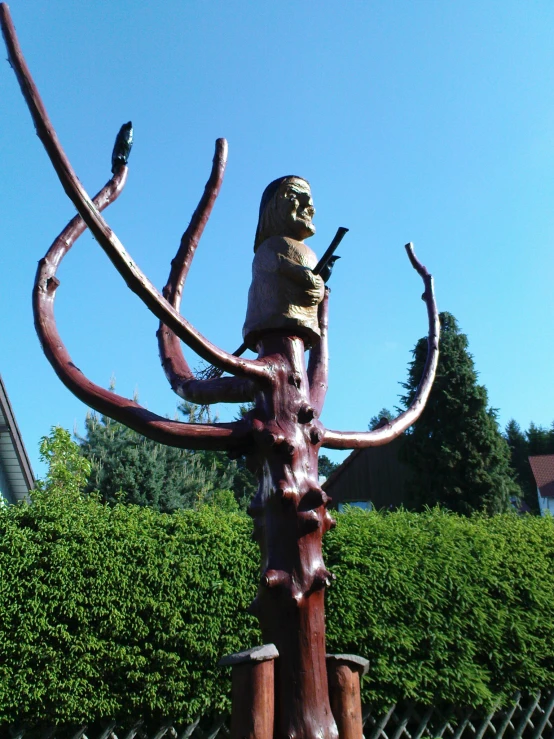 a statue is standing in the middle of a yard