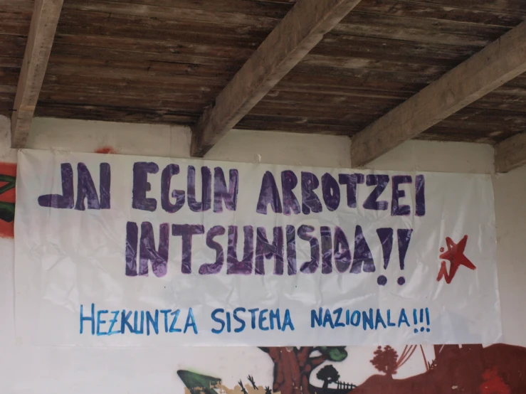 a banner that has a sign reading,'in spanish, no guns, we get back from prison '