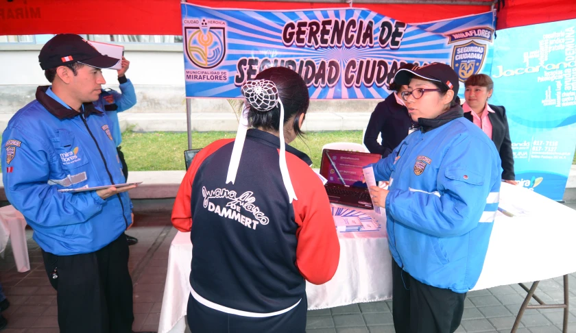 three people looking at a sign that reads genica de central guard club