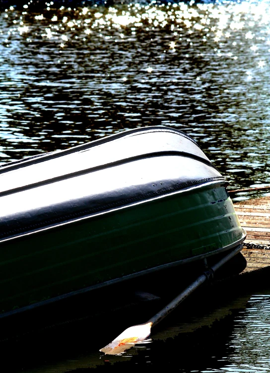 a boat sitting in the water at the shore