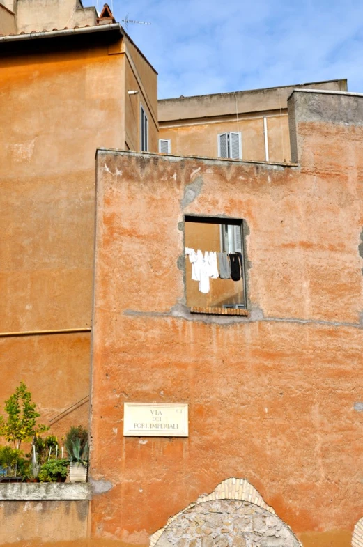 an old building with the windows ed