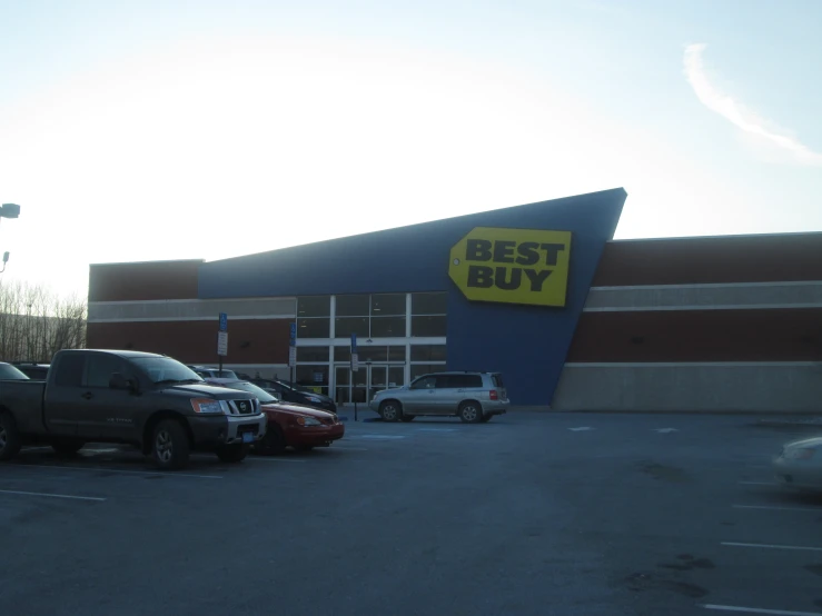 the front of a best buy store with several cars parked in it