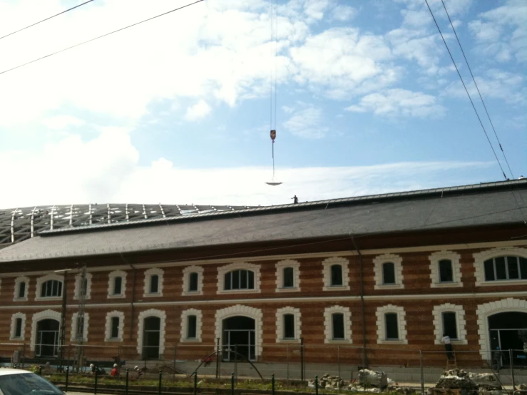 a large building with cars parked outside of it