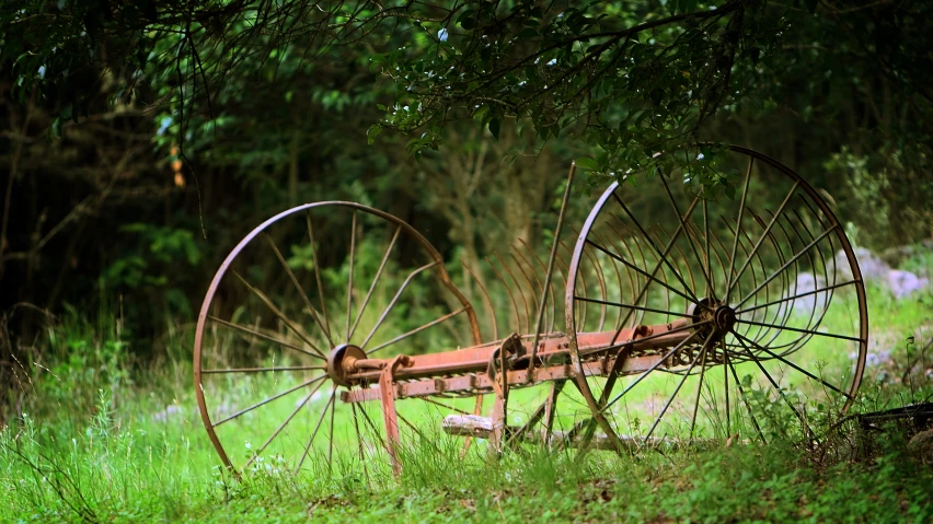 an old wagon that is sitting in the grass