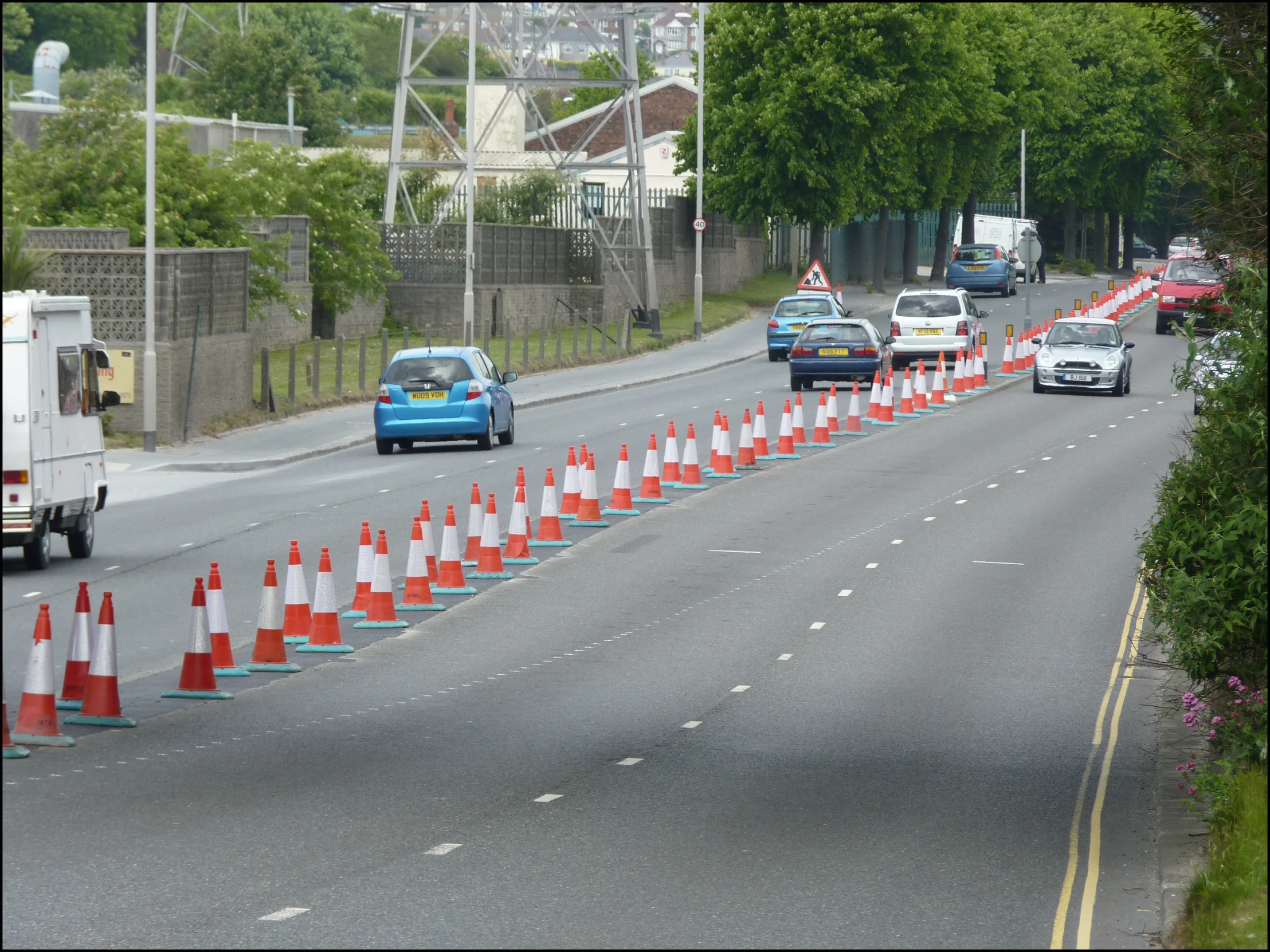 there are cars and trucks that can be seen on the road