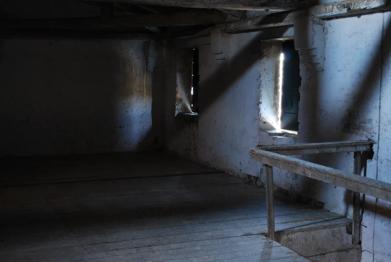 an empty room with a bench and a mirror