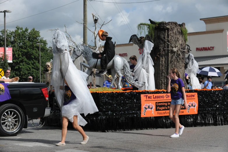 the horse parade has people dressed up in costumes