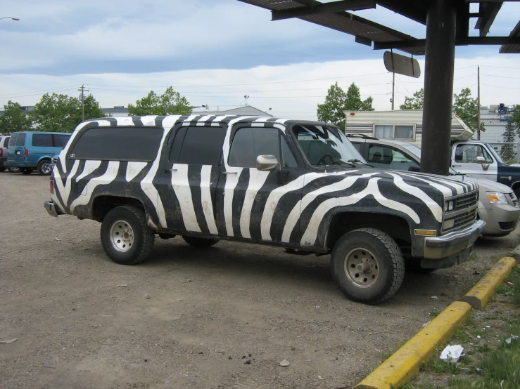 a truck with a ze painted on it in the parking lot