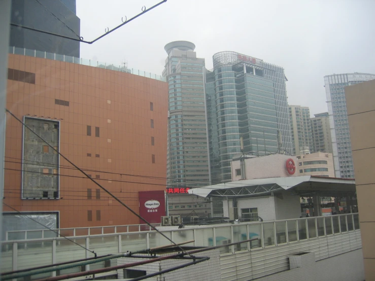 a view of an outdoor building in a large city