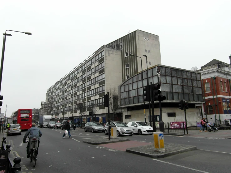 a busy intersection with a building and a lot of traffic