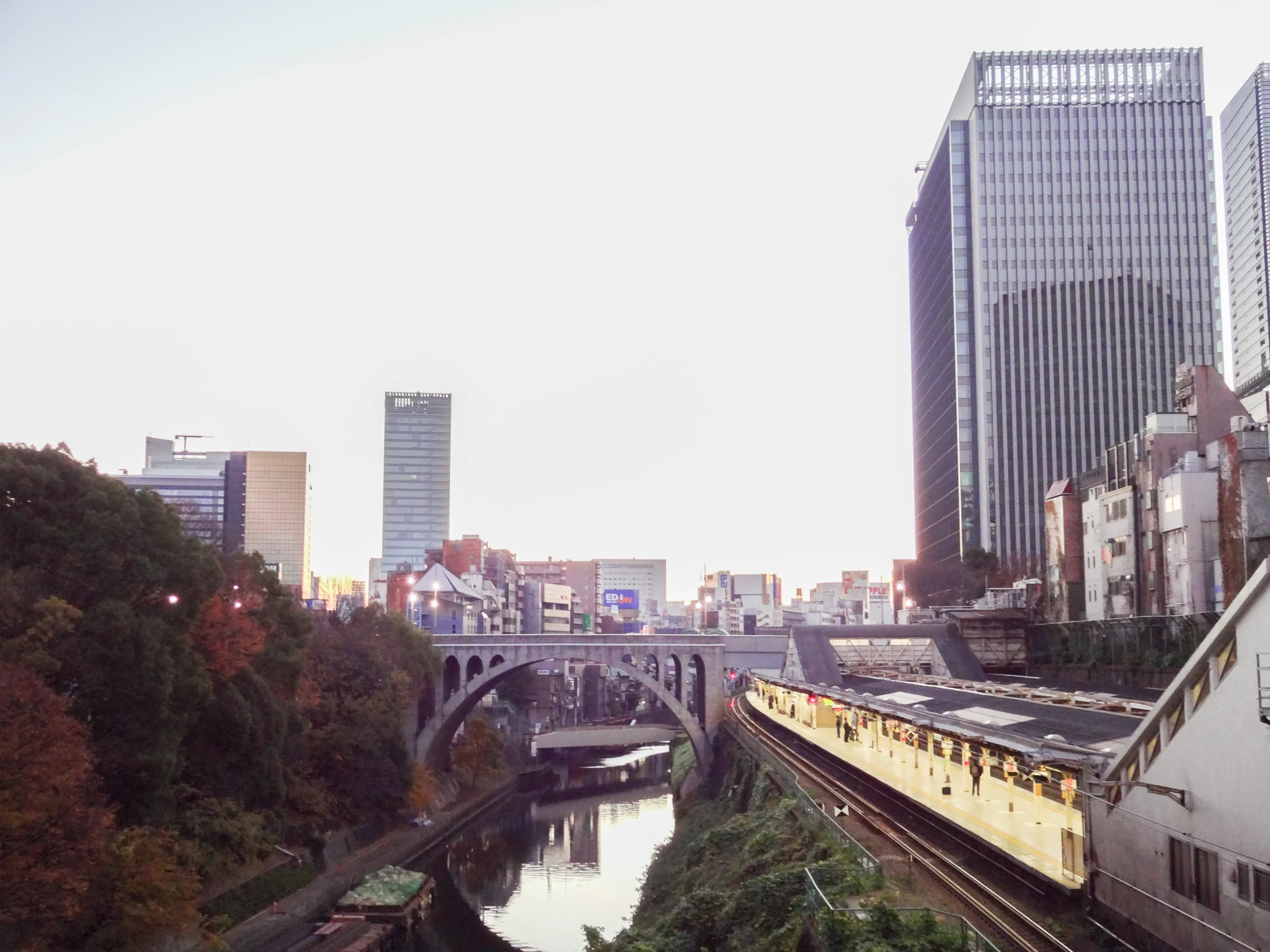 a train is driving over a river in a city