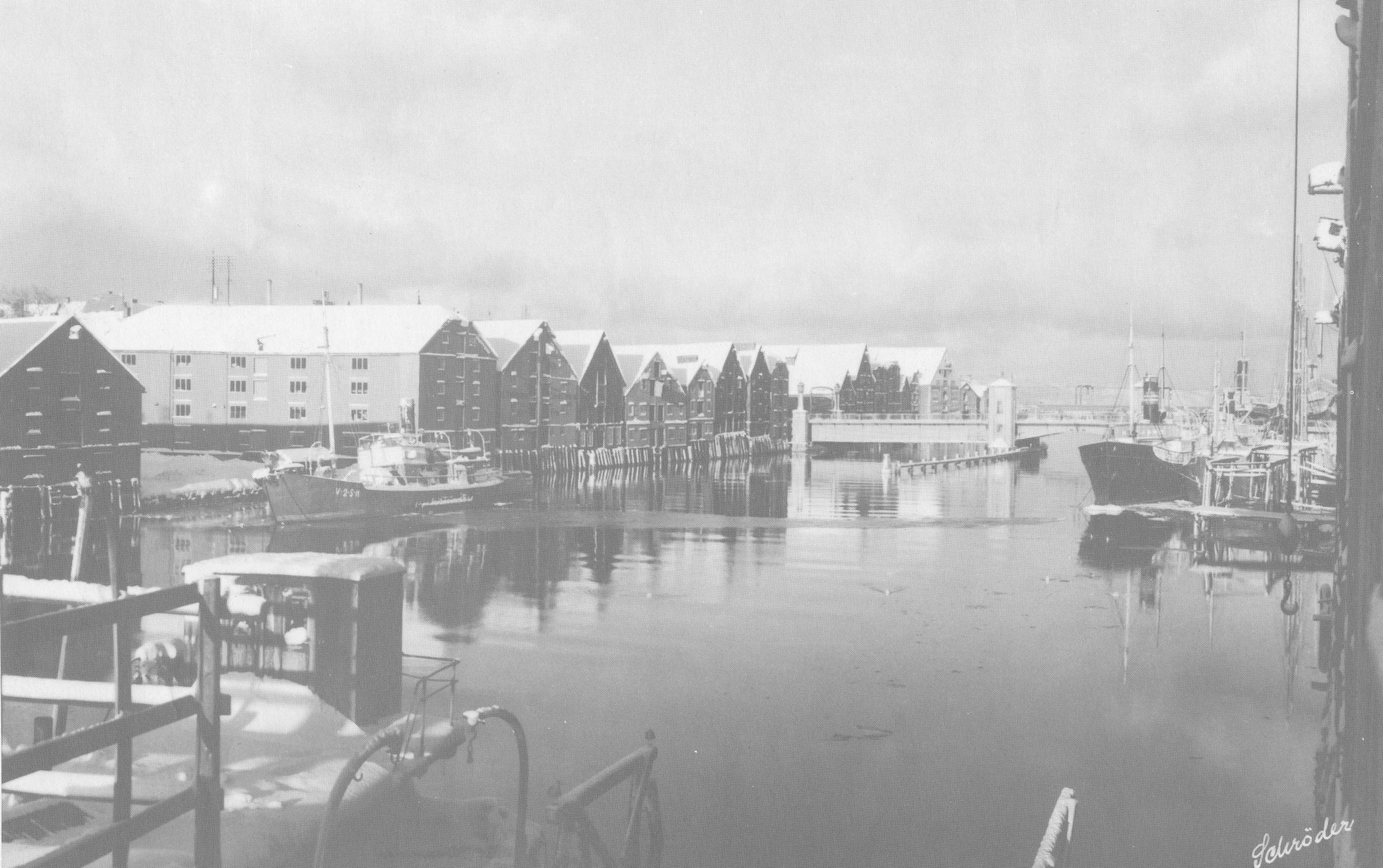 a picture of boats in the water in an old fashioned po