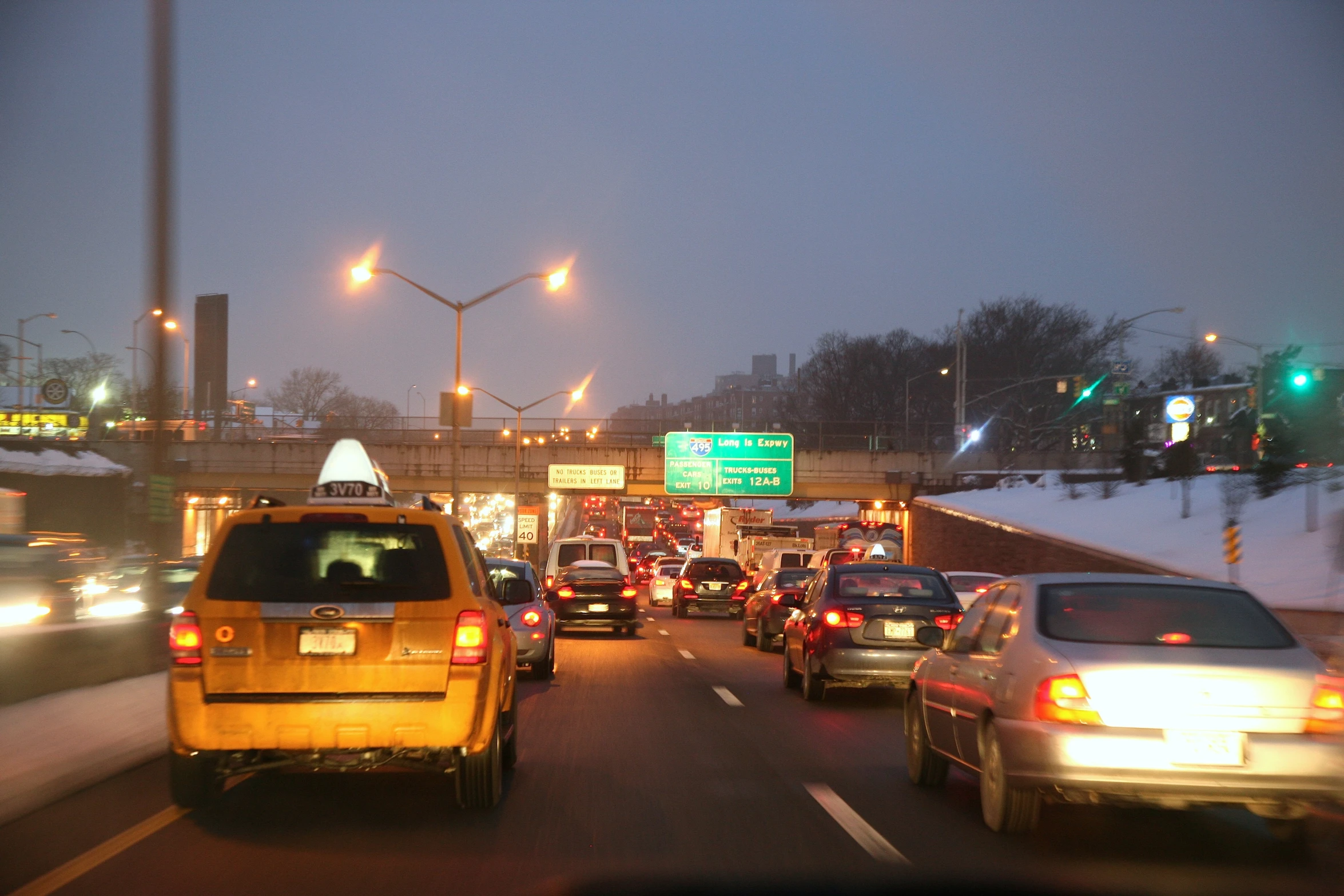 a bunch of cars driving through some busy traffic