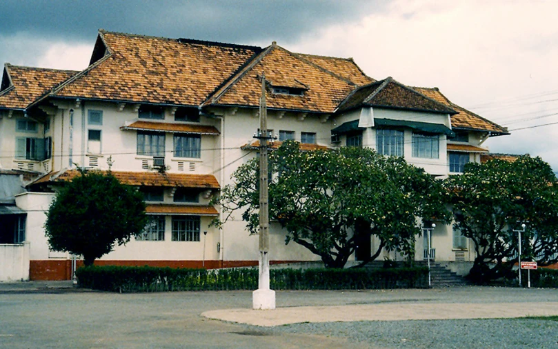 a picture of the house in the street