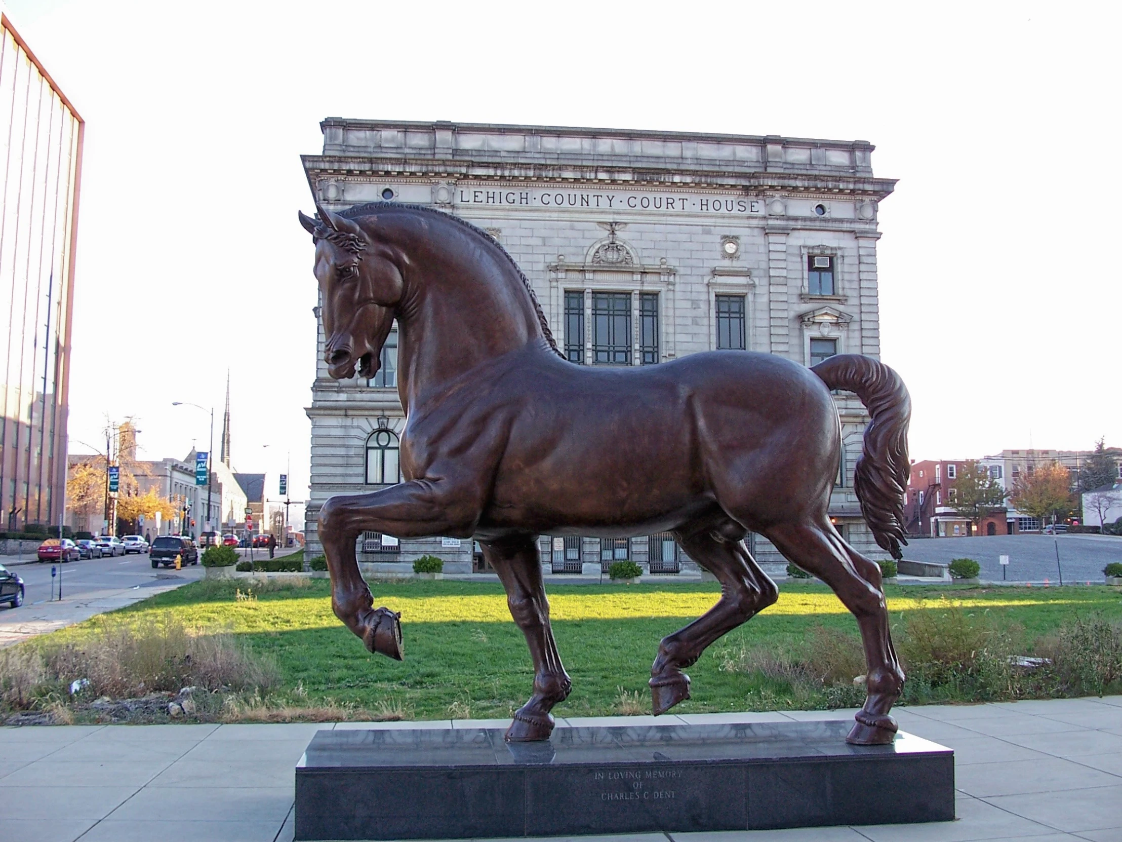 a statue of a horse is shown in front of a building
