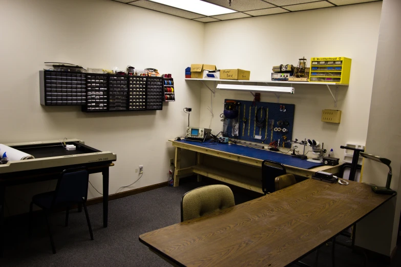 there is a desk in a room with a blue table