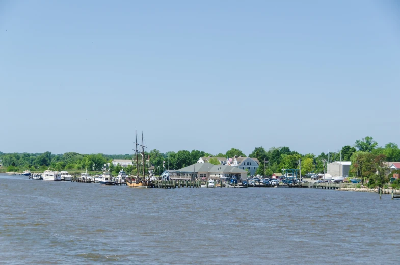 the ocean is filled with boats that are docked at the dock