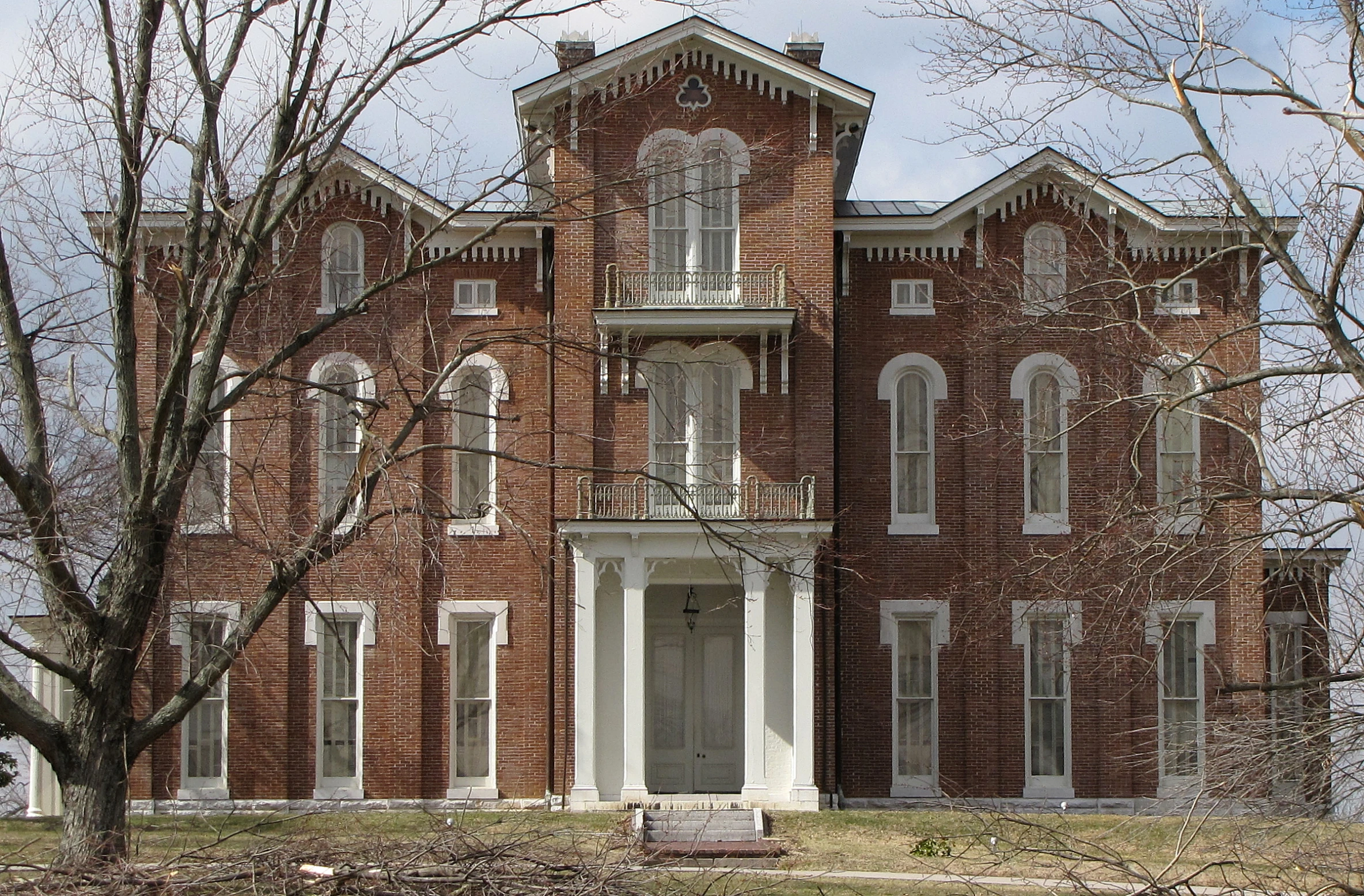 the building has an upper story and three balconies on each floor